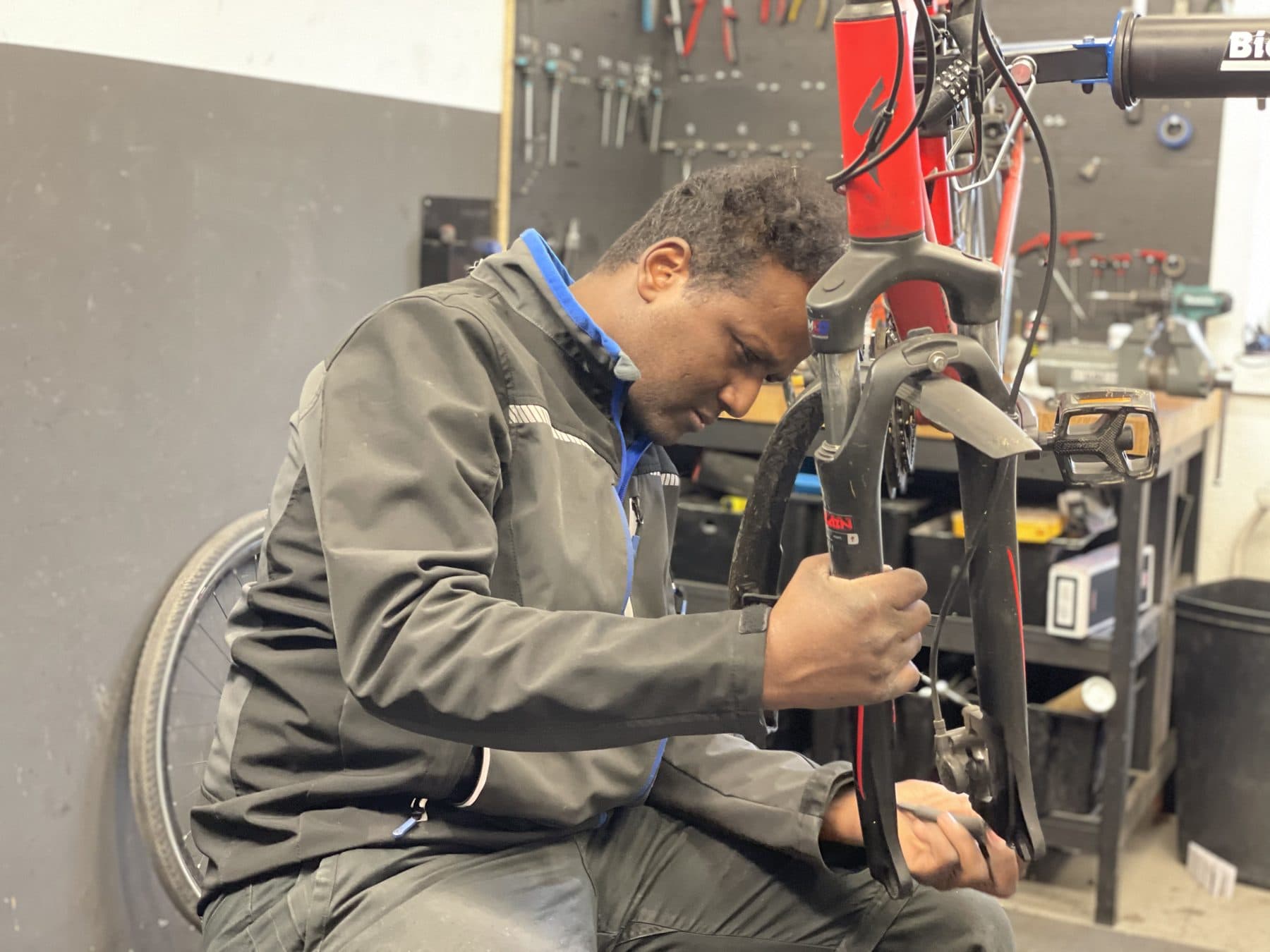 Mechaniker bei der Aufbereitung in der Werkstatt