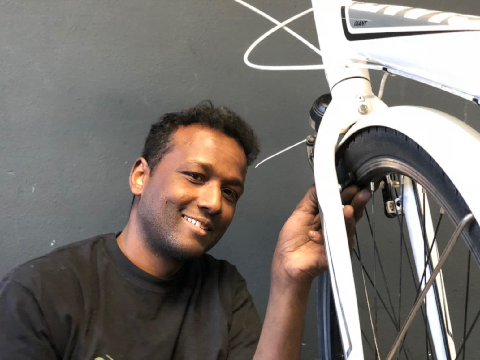 Mechaniker neben einem Rad im Laden